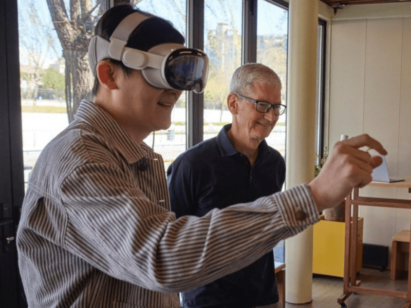 Apple CEO makes surprise visit to China, donates RMB 30 million to Zhejiang University